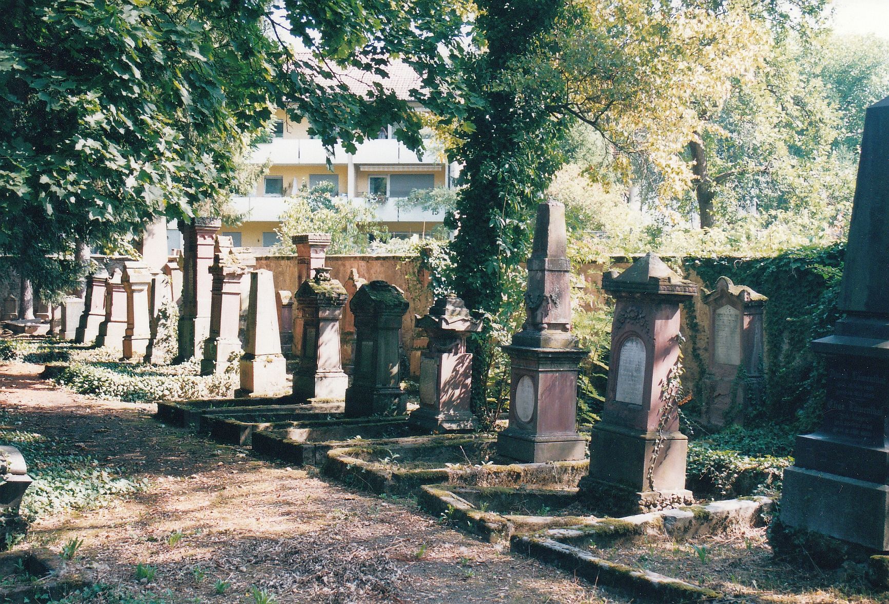 http://www.alemannia-judaica.de/images/Images%2023/Ludwigsburg%20Friedhof%20a152.jpg